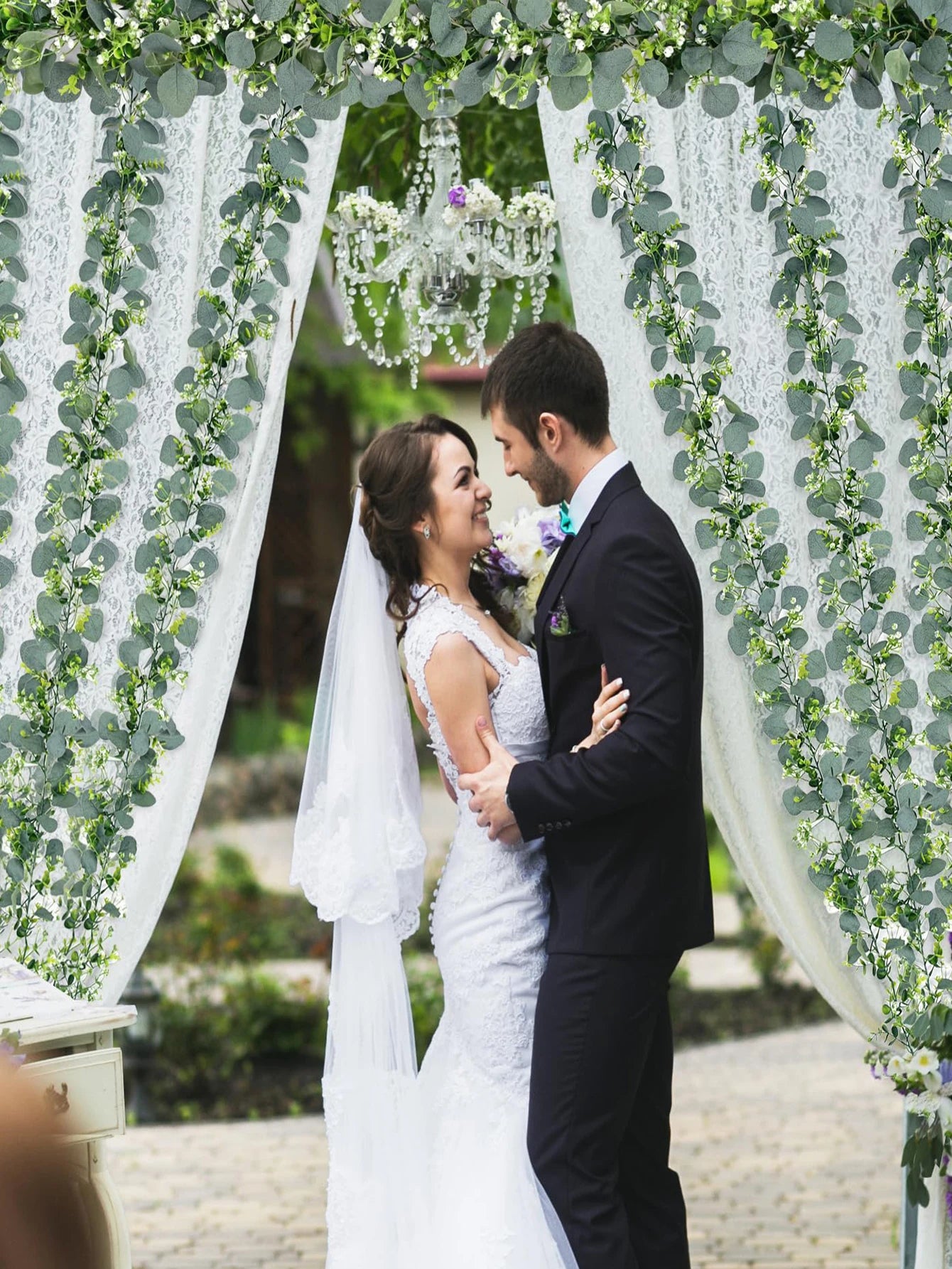 guirlande eucalyptus artificiel avec fleurs blanches et baies décoratives - vue 7 sur 6