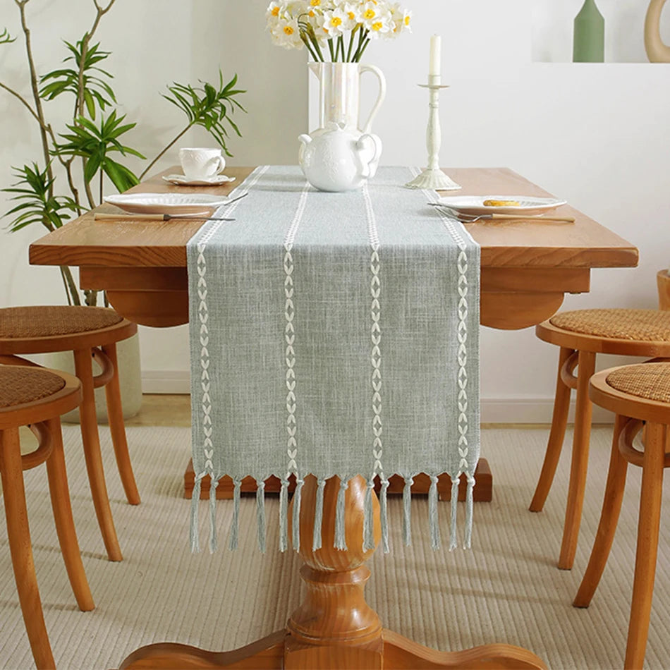 Chemin de table bohème brodé pompons tissés main - vue 5 sur 7