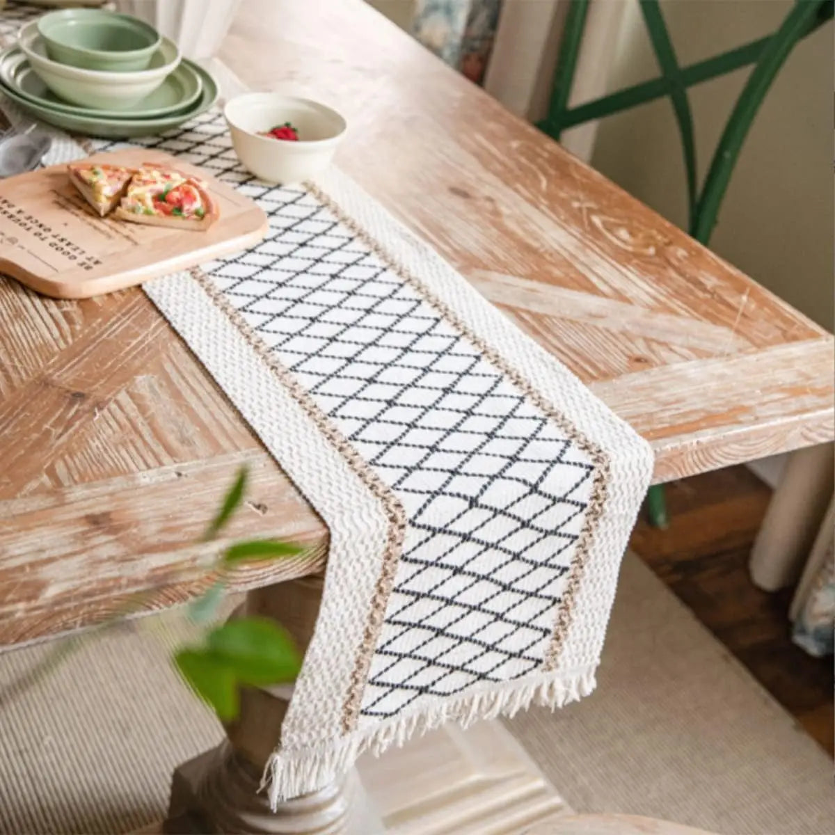 Chemin de table bohème beige motifs géométriques pompons