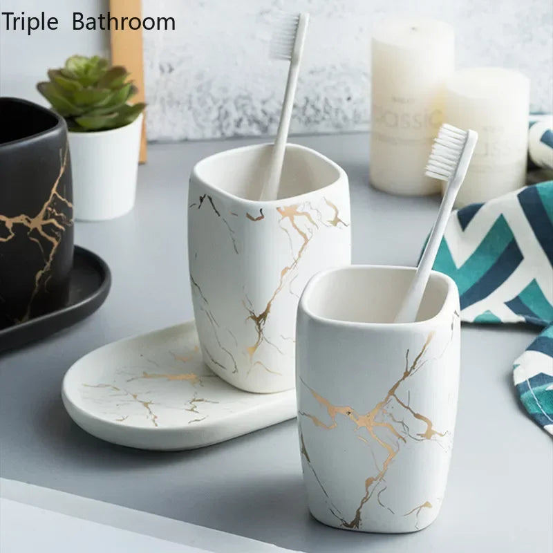 ensemble de tasse en céramique et support de brosse à dents