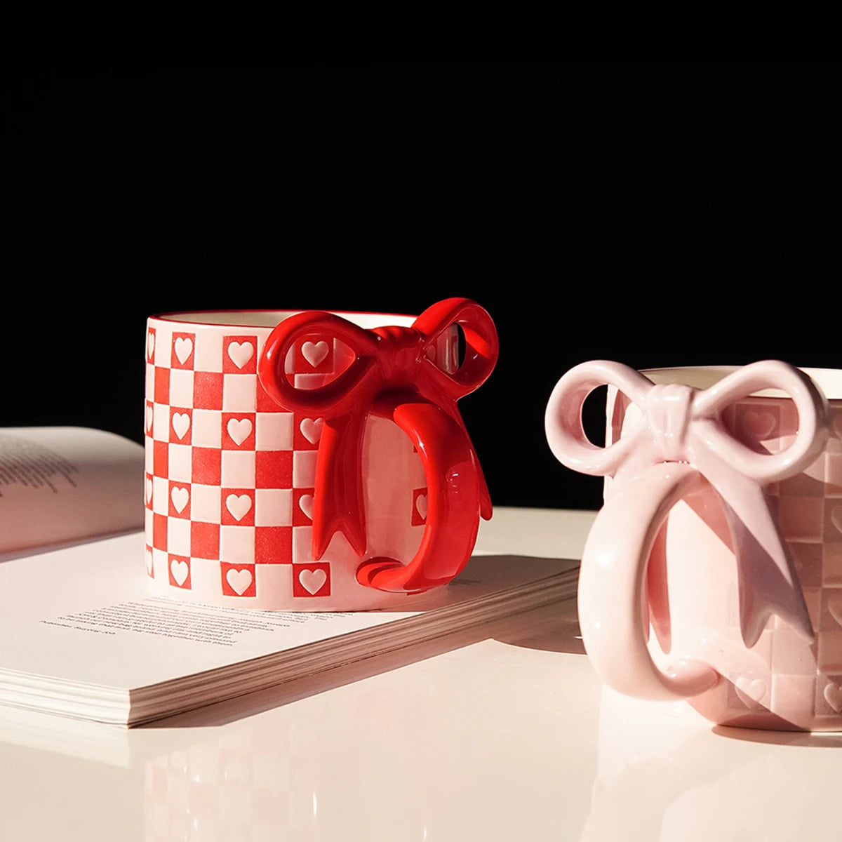 Mug céramique anse noeud papillon motif coeur damier - vue 4 sur 7