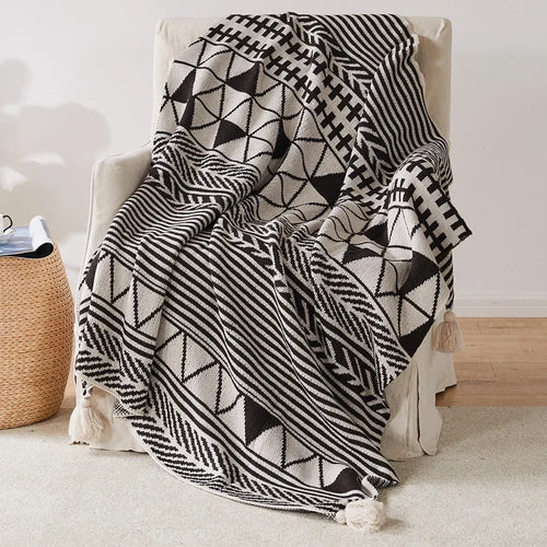 Plaid tricoté style bohème motifs géométriques avec pompons