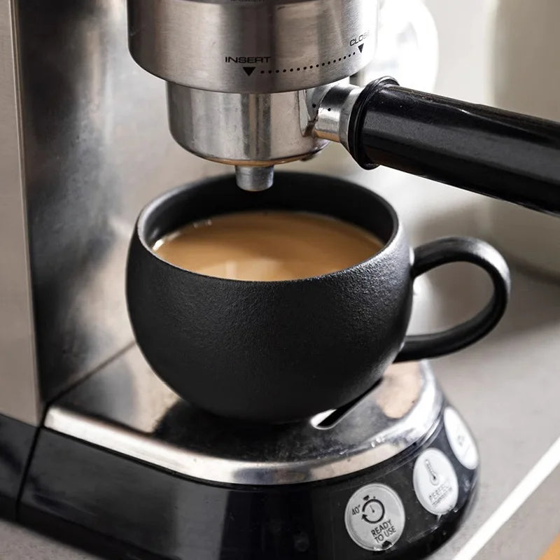 Tasse retro ceramique avec soucoupe motif pierre brute