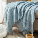 Plaid tricoté à pompons motif carreaux style nordique