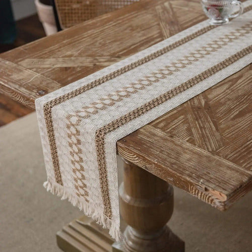 Chemin de table bohème beige motifs géométriques pompons