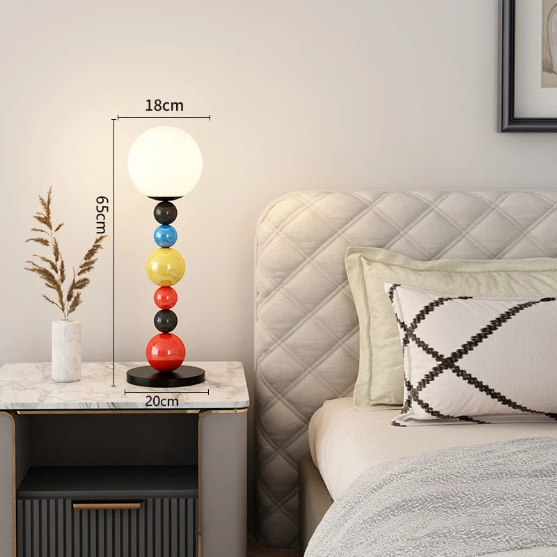lampadaire moderne à perles colorées et abat-jour en verre