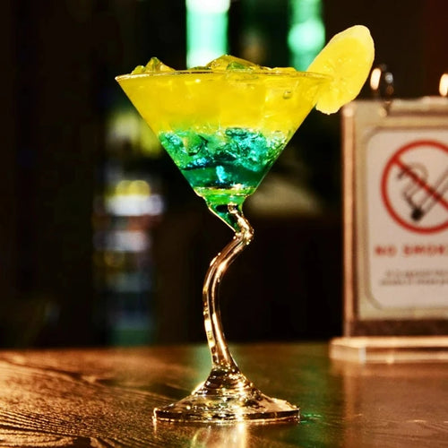 Verres martini incurvés design créatif pour bar maison