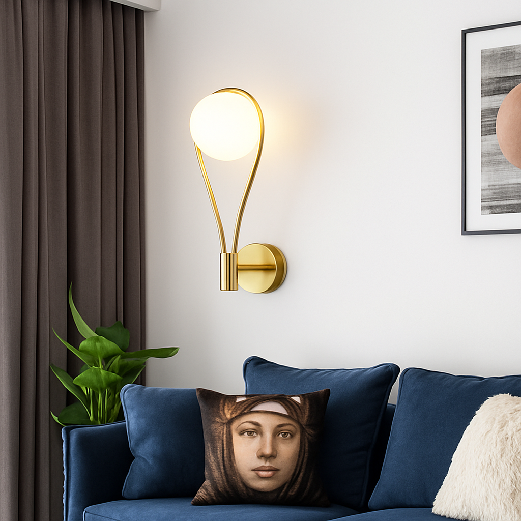 Applique murale design à LED dorée avec boule en verre blanc Shadow - vue 3 sur 8