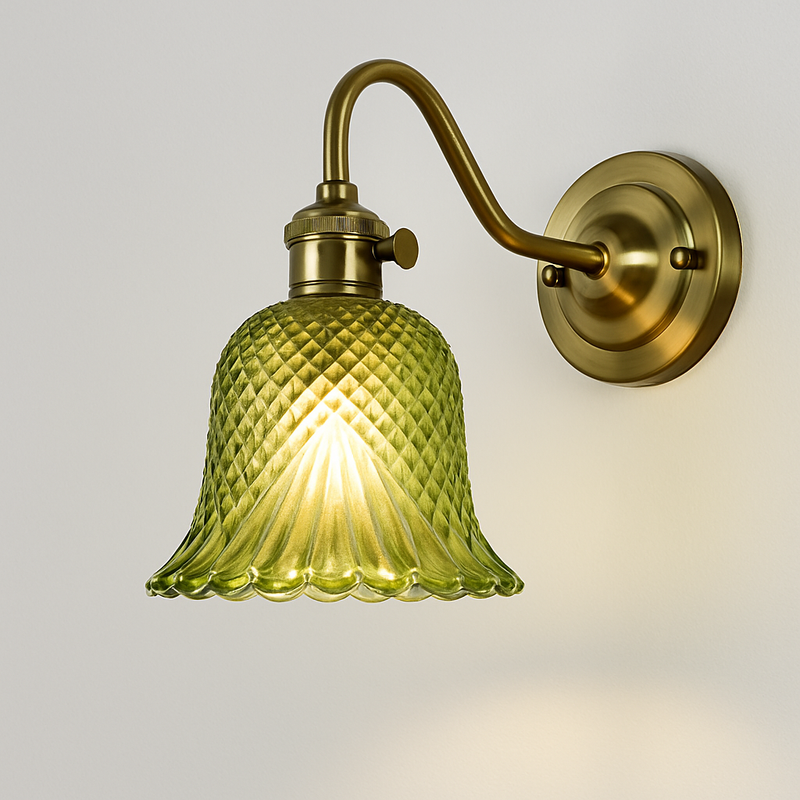 applique murale nordique en laiton avec abat-jour en verre élégant