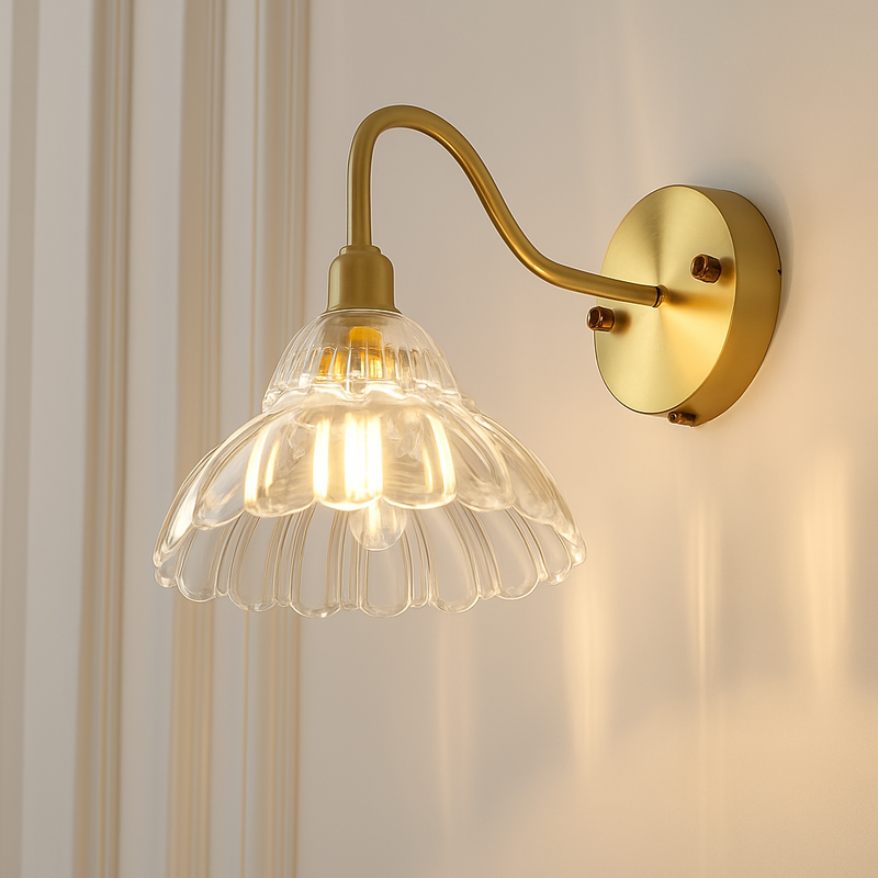 applique murale nordique en laiton avec abat-jour en verre élégant