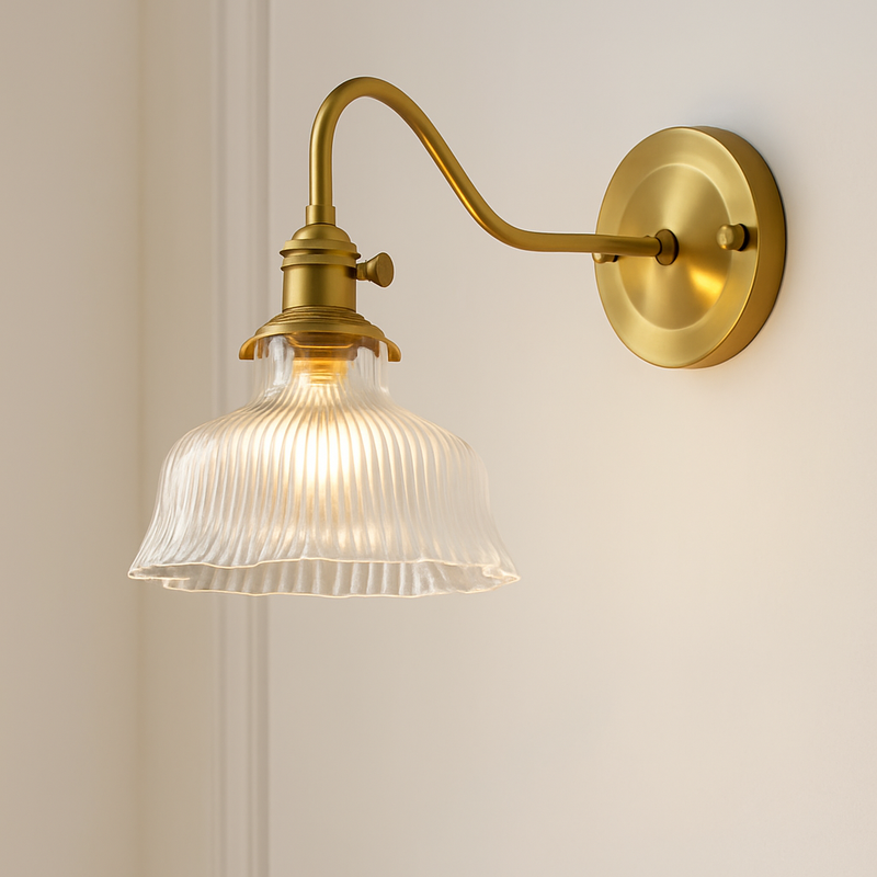 applique murale nordique en laiton avec abat-jour en verre élégant