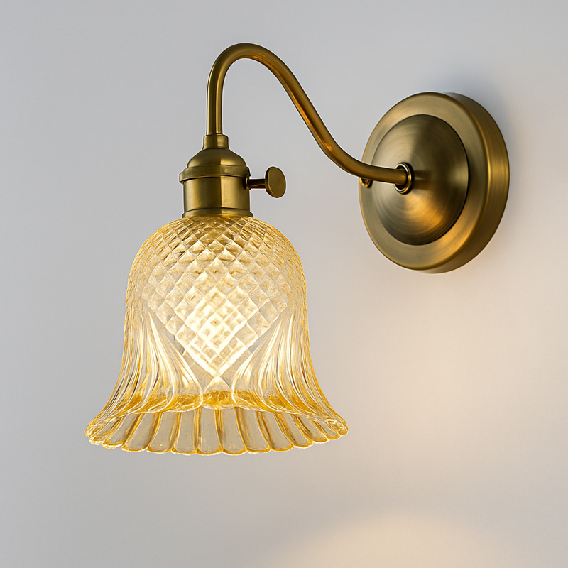 applique murale nordique en laiton avec abat-jour en verre élégant