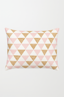 housse de coussin rose motif géométrique tendance pour décoration intérieure