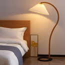 Lampadaire LED plissée en bois naturel et noyer