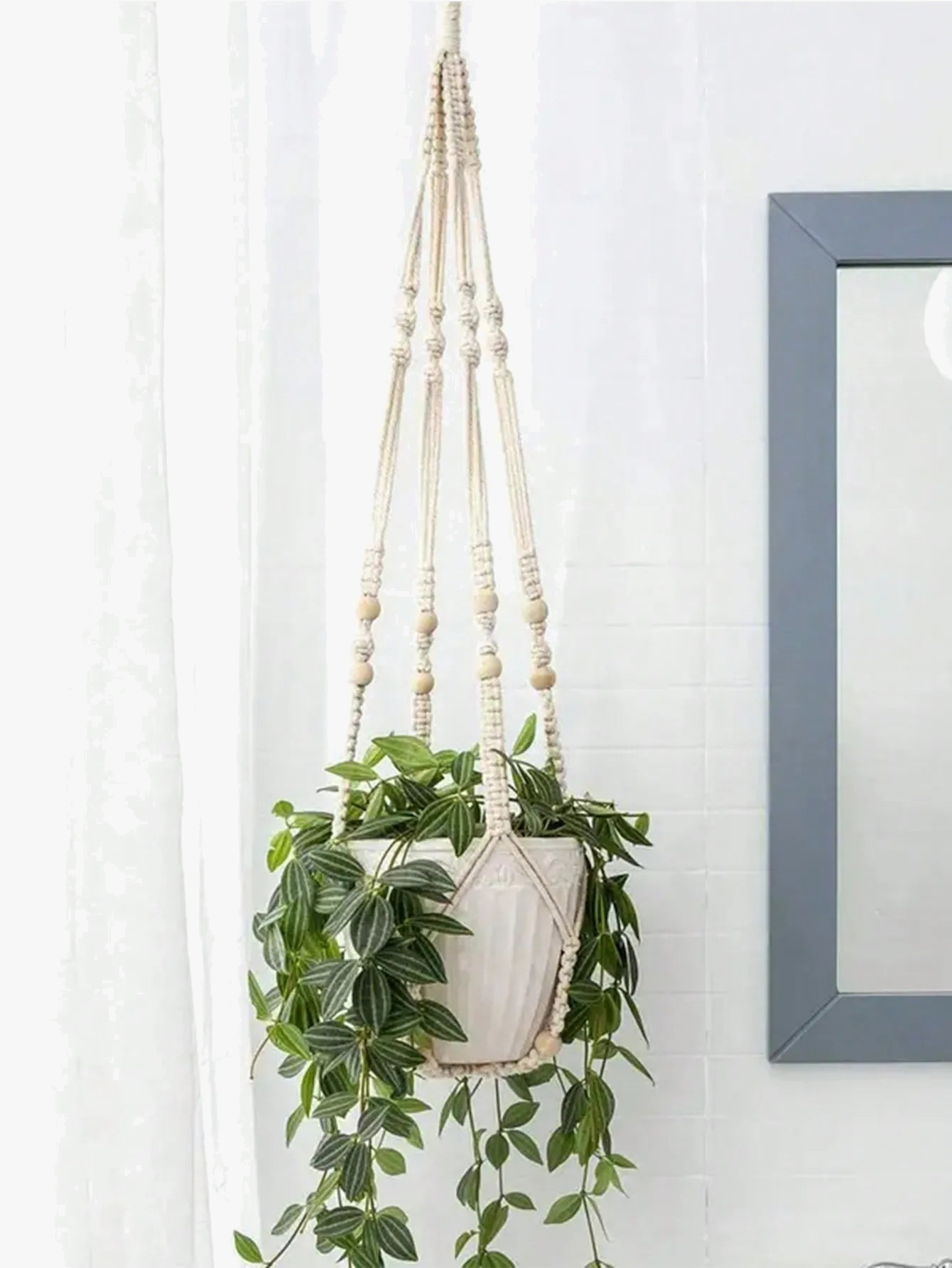 panier suspendu décoratif en tressé avec perles en bois