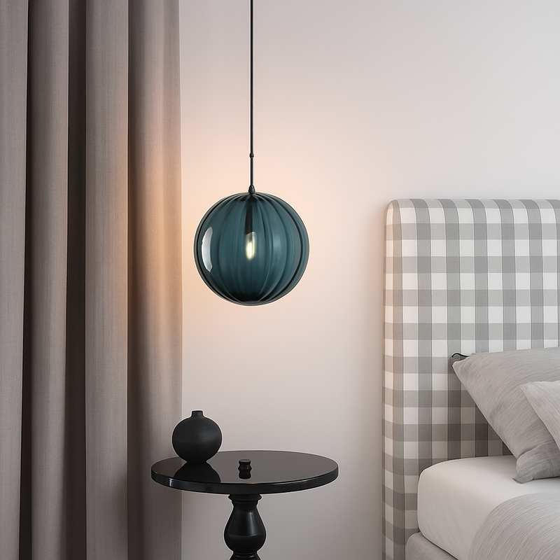 Suspension design à LED en boule de verre colorée