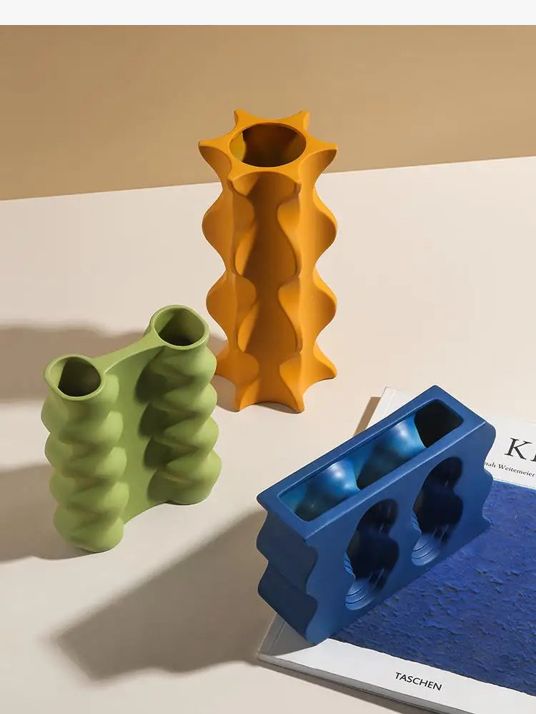 vase en céramique géométrique pour arrangements floraux artisanaux