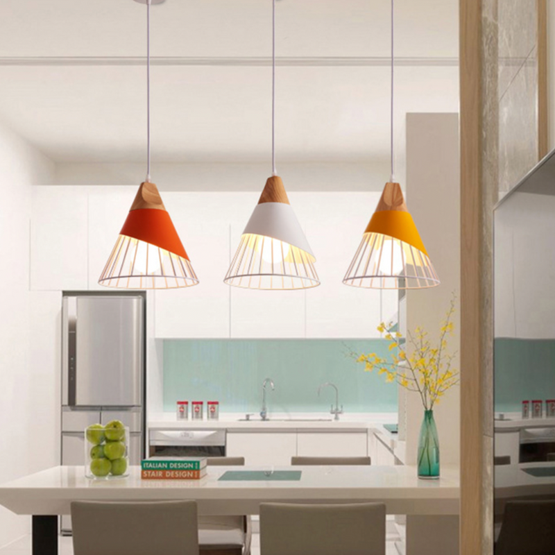 Suspension design LED en bois et cage de couleur