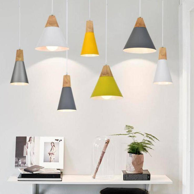 Suspension en bois et aluminum en forme de cone