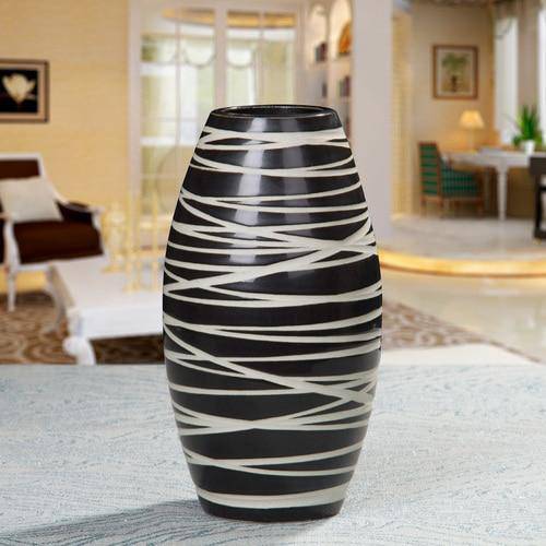 Vase design en céramique noire style zèbre - vue 5 sur 7