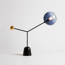 Lampe à poser design LED avec abat-jour en verre et boule dorée
