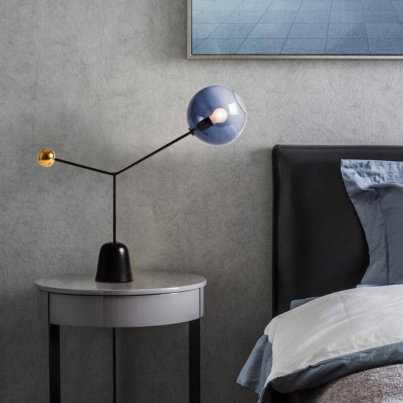 Lampe à poser design LED avec abat-jour en verre et boule dorée - vue 4 sur 5