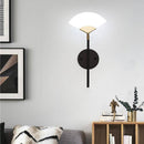 Applique murale design à LED en métal avec abat-jour triangle doré Chao