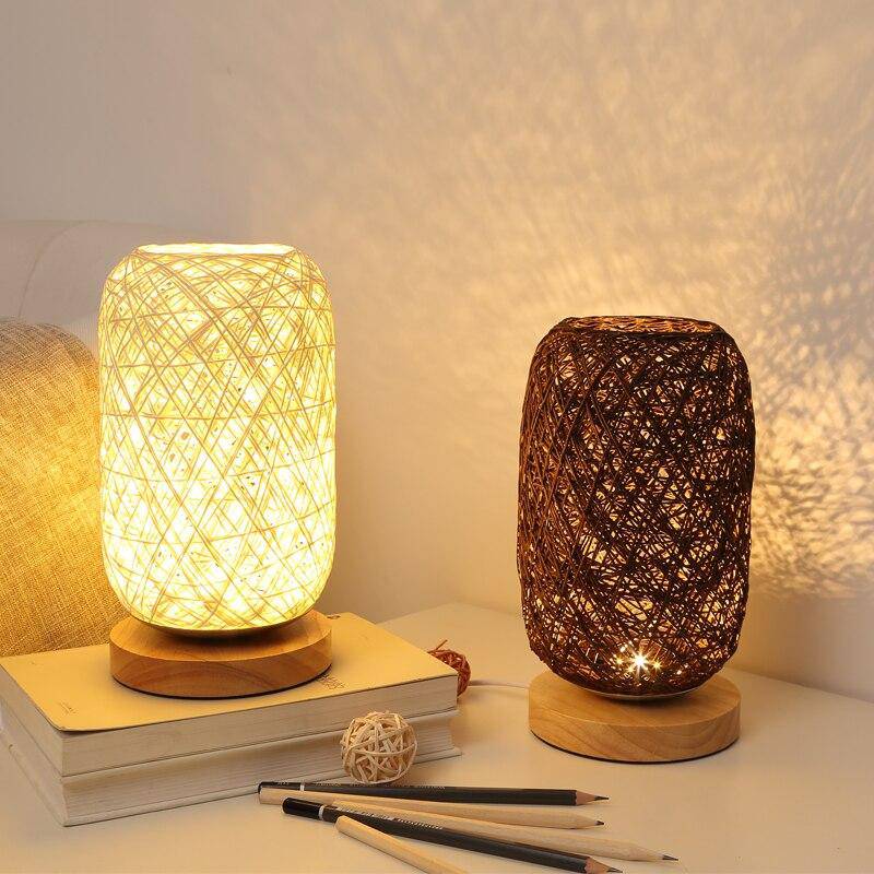 Lampe à poser en rotin LED avec socle en bois et abat-jour arrondie - vue 3 sur 4