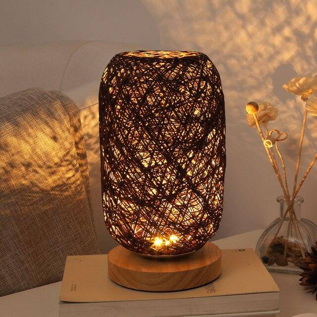 Lampe à poser en rotin LED avec socle en bois et abat-jour arrondie - vue 4 sur 4