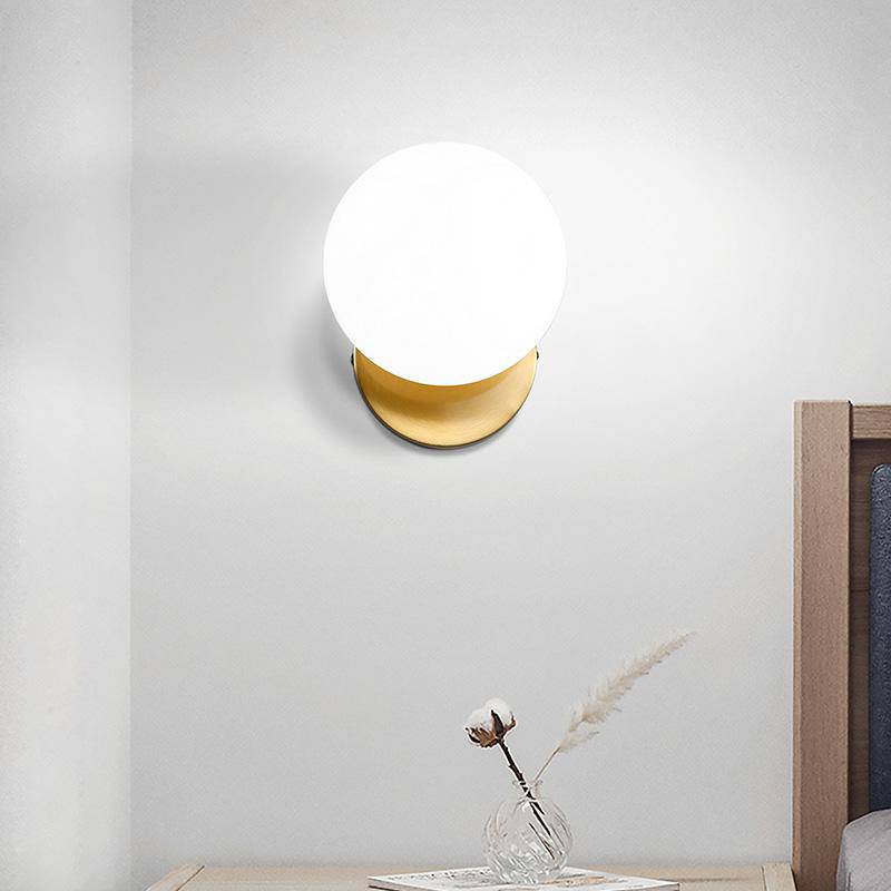 Applique à LED design boule en verre et support rond doré - vue 4 sur 5