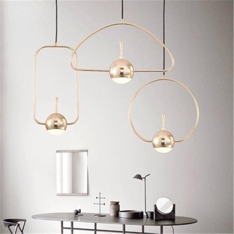 Suspension design de plusieurs forme dorée avec boule à LED - vue 3 sur 8