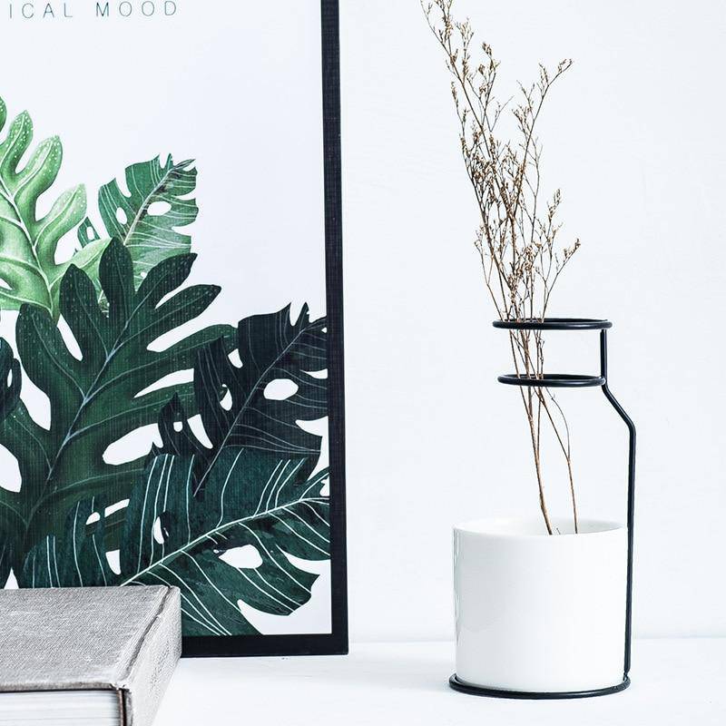 Vase design scandinave en céramique avec batons en métal - vue 5 sur 8