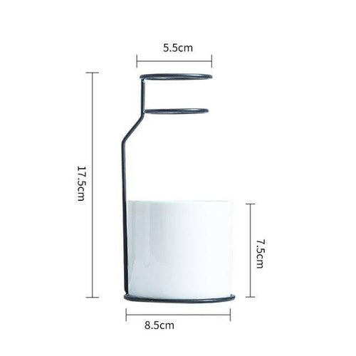 Vase design scandinave en céramique avec batons en métal