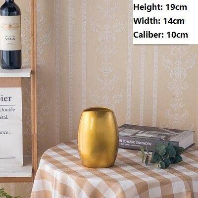 Vase design en céramique dorée au style géométrique - vue 8 sur 11