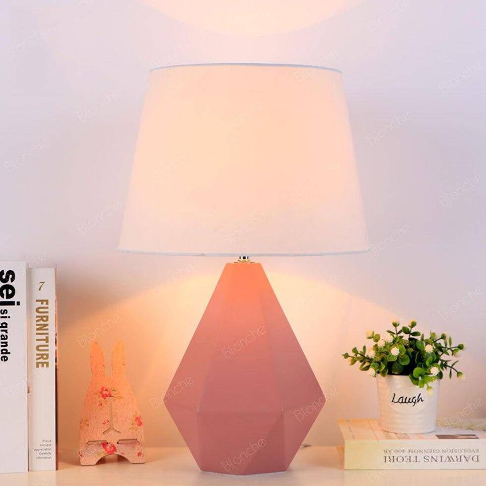 Lampe de bureau moderne LED en forme de crystal et abat-jour blanc - vue 3 sur 6