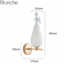Applique murale design à LED en métal avec abat-jour blanc style Ange