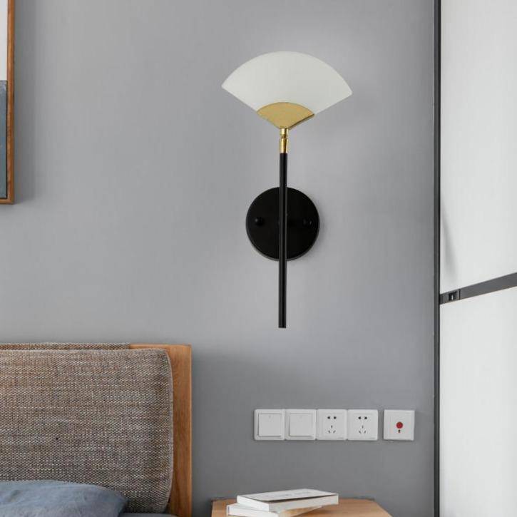Applique murale design à LED en métal avec abat-jour triangle doré Chao - vue 3 sur 3