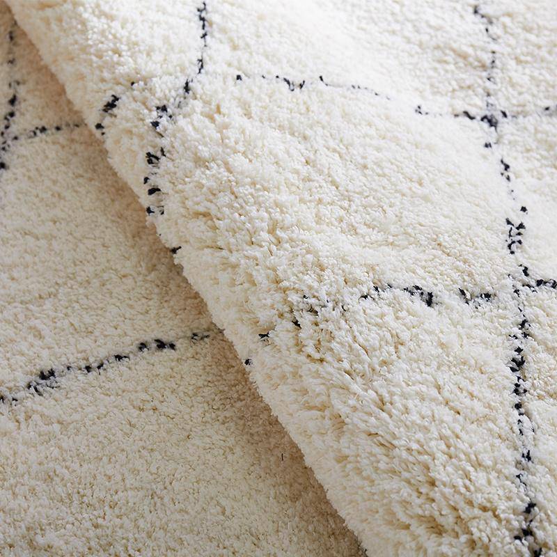 Tapis shaggy rectangle blanc à quadrillage noirs - vue 6 sur 6