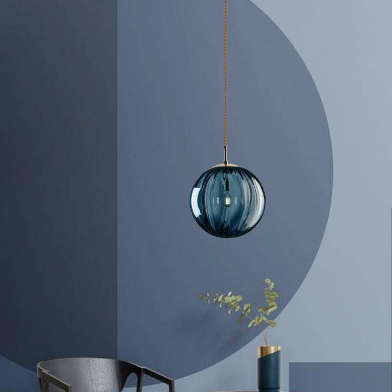 Suspension design à LED en boule de verre colorée