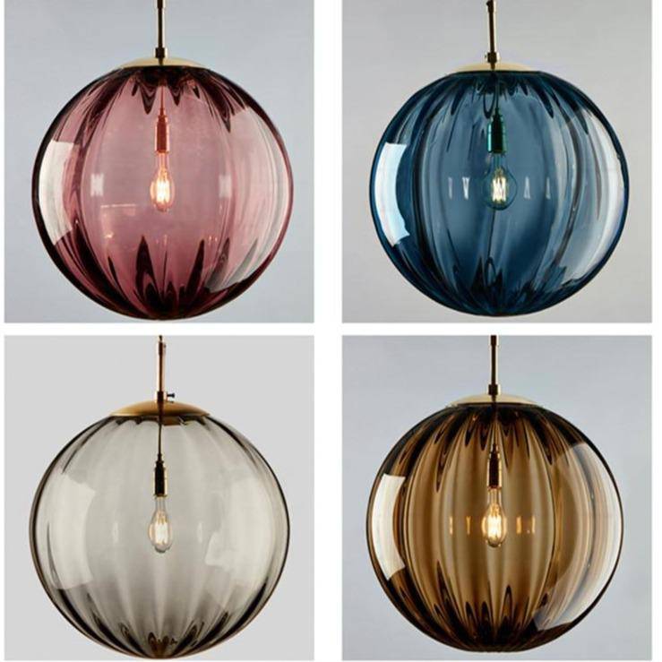 Suspension design à LED en boule de verre colorée