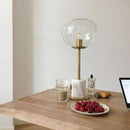 Lampe à poser design LED en marbre avec tige dorée et boule en verre
