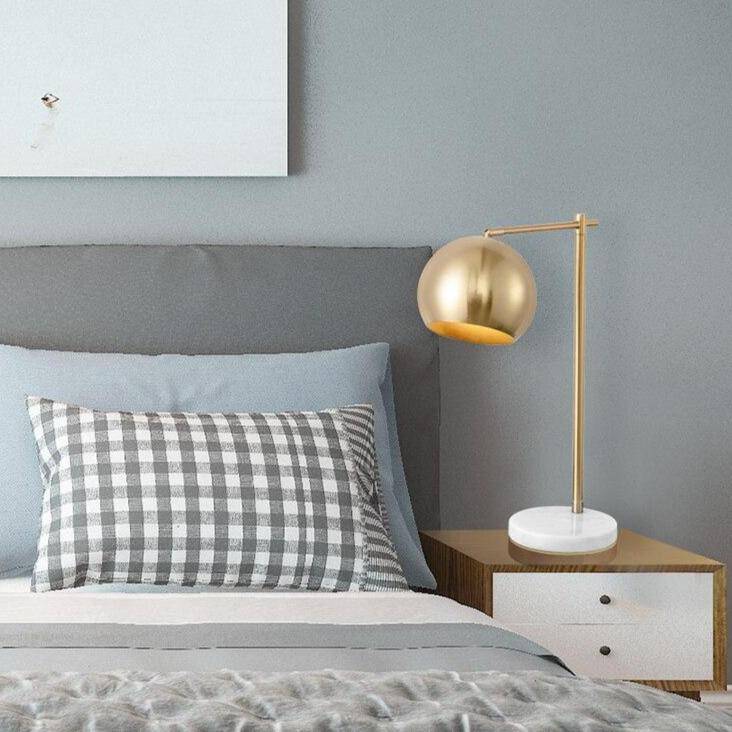 Lampe à poser design LED avec socle marbre et boule dorée - vue 3 sur 3