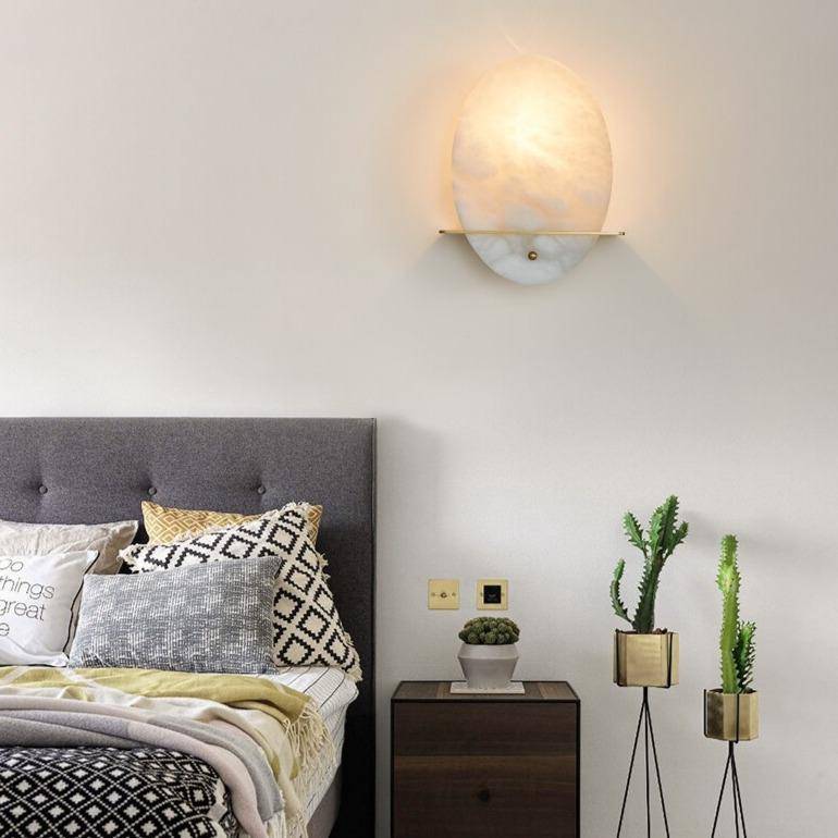 Applique murale design LED forme ovale en marbre blanc et socle doré - vue 3 sur 5