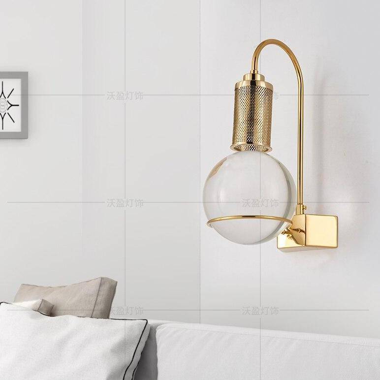 Applique murale design LED en forme d'ampoule doré et boule Crystal - vue 3 sur 5