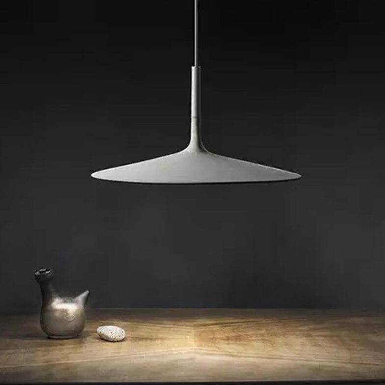 Suspension design LED avec abat-jour chapeau en ciment gris - vue 3 sur 4