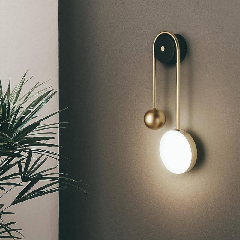 Applique murale design à LED avec boule dorée et disque lumineux - vue 3 sur 5