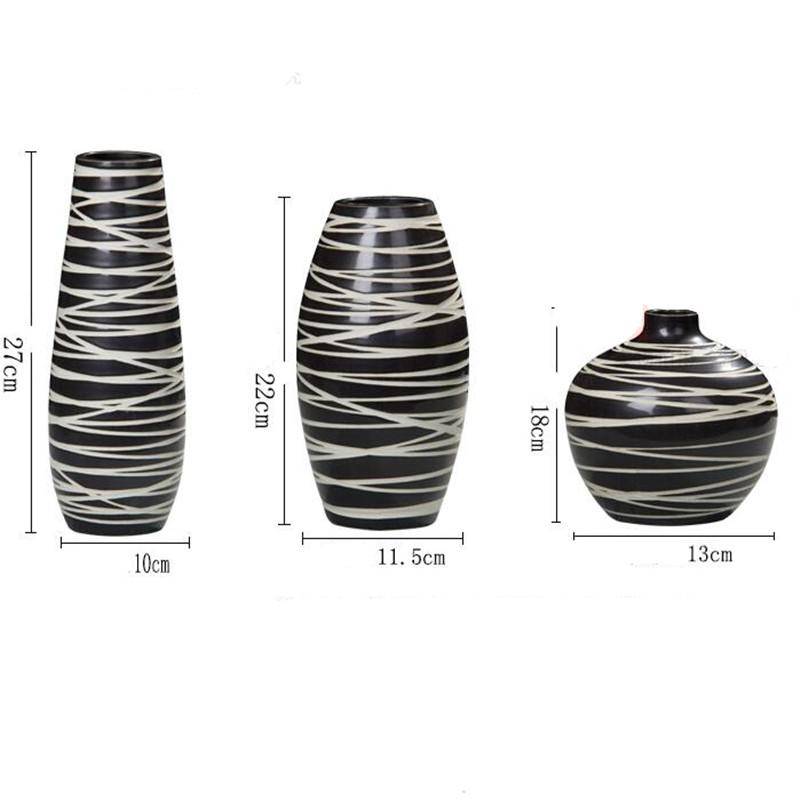 Vase design en céramique noire style zèbre - vue 4 sur 7