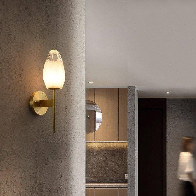 Applique murale design LED dorée avec abat-jour cristal - vue 3 sur 8