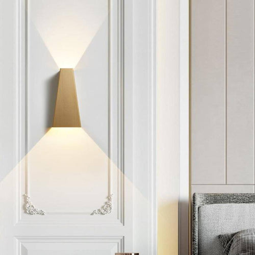 Applique murale design à LED en métal brossé style géométrique