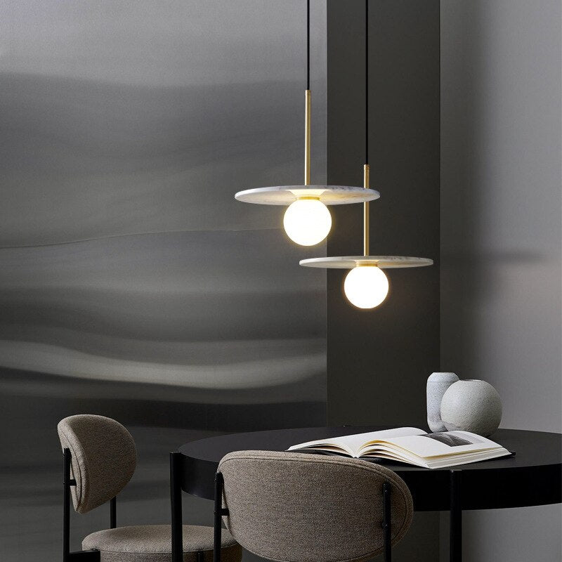 Suspension design avec abat-jour plat en marbre Gianna